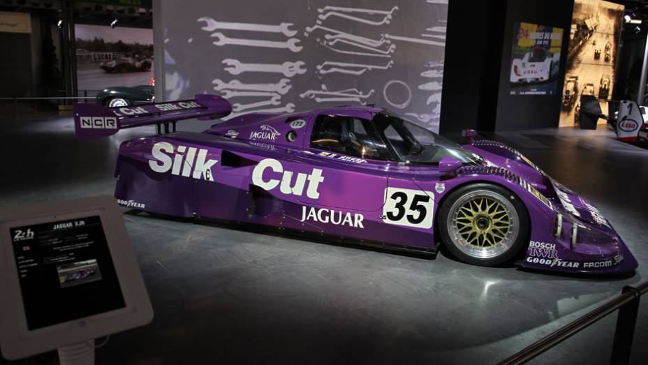 Jaguar XJR-12 (1991) | <a href="https://beta-develop.quatrorodas.abril.com.br/noticias/saloes/genebra-2014/salao-genebra-exibe-bolidos-le-mans-775992.shtml" rel="migration">Leia mais</a> | <a href="https://beta-develop.quatrorodas.abril.com.br/noticias/saloes/genebra-2014/" rel="migration">Confira tudo sobre o Sal</a> Jaguar XJR-12 (1991) | <a href="https://beta-develop.quatrorodas.abril.com.br/noticias/saloes/genebra-2014/salao-genebra-exibe-bolidos-le-mans-775992.shtml" rel="migration">Leia mais</a> | <a href="https://beta-develop.quatrorodas.abril.com.br/noticias/saloes/genebra-2014/" rel="migration">Confira tudo sobre o Sal</a>