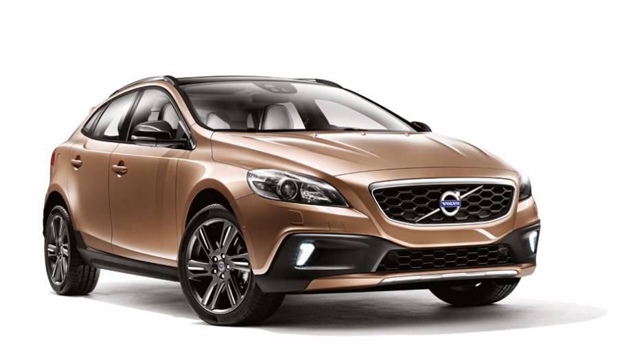 A versão aventureira do hatch V40, conhecida como Cross Country, desembarca no Brasil | <a href="https://beta-develop.quatrorodas.abril.com.br/noticias/fabricantes/volvo-v40-cross-country-chega-ao-brasil-777066.shtml" rel="migration">Leia mais</a>