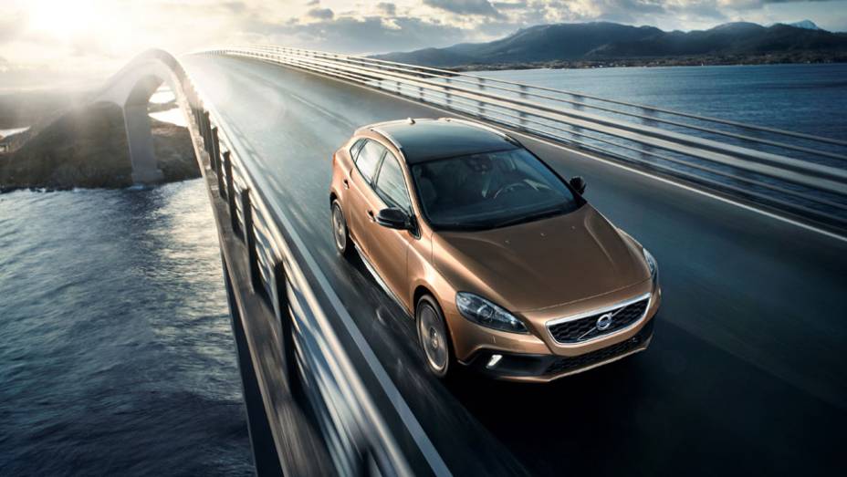 Com visual mais robusto, o carro chega com amplo conjunto tecnol&oacute;gico e de seguran&ccedil;a | <a href="https://beta-develop.quatrorodas.abril.com.br/noticias/fabricantes/volvo-v40-cross-country-chega-ao-brasil-777066.shtml" rel="migration">Leia mais</a>