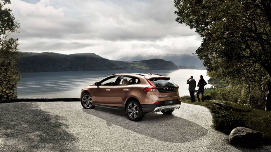 Modelo tem um motor 2.0 turbo de cinco cilindros em linha; são 210 cv a 6.000 rpm e 30,6 mkgf de torque, disponível entre 2.700 rpm e 5.000 rpm | <a href="https://beta-develop.quatrorodas.abril.com.br/noticias/fabricantes/volvo-v40-cross-country-chega-ao-brasil-777066." rel="migration"></a> Modelo tem um motor 2.0 turbo de cinco cilindros em linha; são 210 cv a 6.000 rpm e 30,6 mkgf de torque, disponível entre 2.700 rpm e 5.000 rpm | <a href="https://beta-develop.quatrorodas.abril.com.br/noticias/fabricantes/volvo-v40-cross-country-chega-ao-brasil-777066." rel="migration"></a>