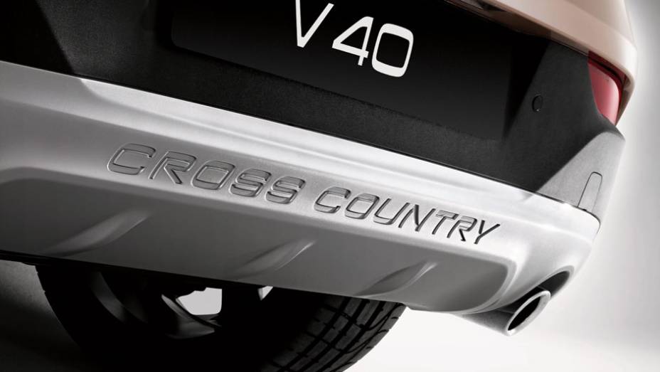 Aplique plástico na parte inferior do para-choque traseiro traz o nome da versão grafado em baixo relevo | <a href="https://beta-develop.quatrorodas.abril.com.br/noticias/fabricantes/volvo-v40-cross-country-chega-ao-brasil-777066.shtml" rel="migration">Leia mais</a> Aplique plástico na parte inferior do para-choque traseiro traz o nome da versão grafado em baixo relevo | <a href="https://beta-develop.quatrorodas.abril.com.br/noticias/fabricantes/volvo-v40-cross-country-chega-ao-brasil-777066.shtml" rel="migration">Leia mais</a>