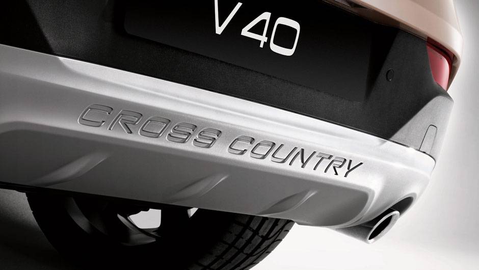 Aplique pl&aacute;stico na parte inferior do para-choque traseiro traz o nome da vers&atilde;o grafado em baixo relevo | <a href="https://beta-develop.quatrorodas.abril.com.br/noticias/fabricantes/volvo-v40-cross-country-chega-ao-brasil-777066.shtml" rel="migration">Leia mais</a>