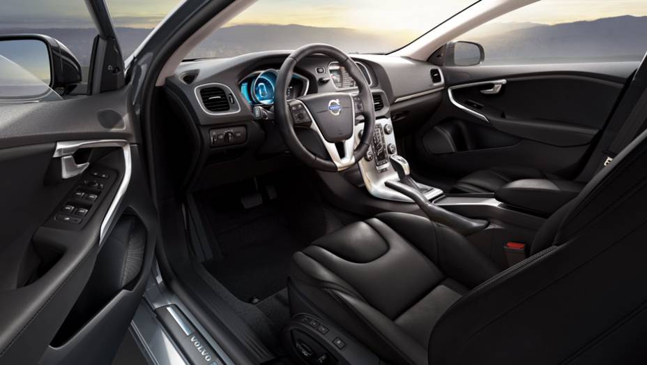 Interior tem design minimalista e muito luxo | <a href="https://beta-develop.quatrorodas.abril.com.br/noticias/fabricantes/volvo-v40-cross-country-chega-ao-brasil-777066.shtml" rel="migration">Leia mais</a>