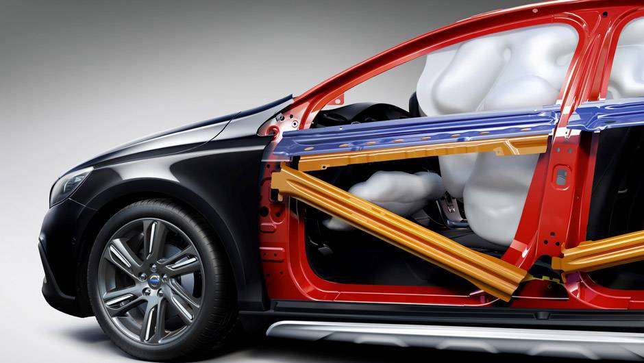 A seguran&ccedil;a, uma das marcas registradas da Volvo, tamb&eacute;m aparece no V40 Cross Country: s&oacute; de airbags s&atilde;o sete bolsas infl&aacute;veis | <a href="https://beta-develop.quatrorodas.abril.com.br/noticias/fabricantes/volvo-v40-cross-country-chega-ao-brasil-777066.shtml" rel="migration"></a>