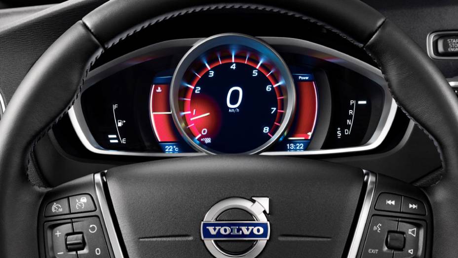 Quadro de instrumentos tem três opções de aparência; uma delas é a esportiva Performance, que traz iluminação avermelhada | <a href="https://beta-develop.quatrorodas.abril.com.br/noticias/fabricantes/volvo-v40-cross-country-chega-ao-brasil-777066.shtml" rel="migration">Leia mais</a>