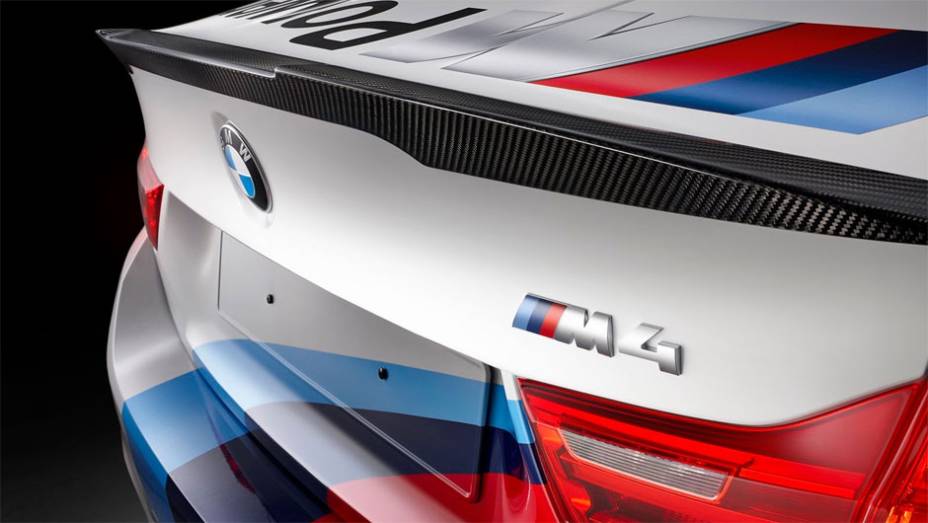 Detalhe da traseira e seu spoiler em fibra de carbono | <a href="https://beta-develop.quatrorodas.abril.com.br/noticias/fabricantes/bmw-apresenta-novo-carro-seguranca-motogp-776315.shtml" rel="migration">Leia mais</a>