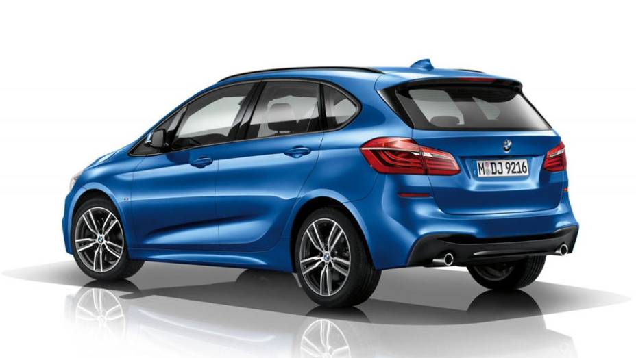 O modelo ganhou visual nitidamente mais agressivo do que a versão padrão | <a href="https://beta-develop.quatrorodas.abril.com.br/noticias/fabricantes/bmw-revela-serie-2-active-tourer-m-sport-777908.shtml" rel="migration">Leia mais</a>