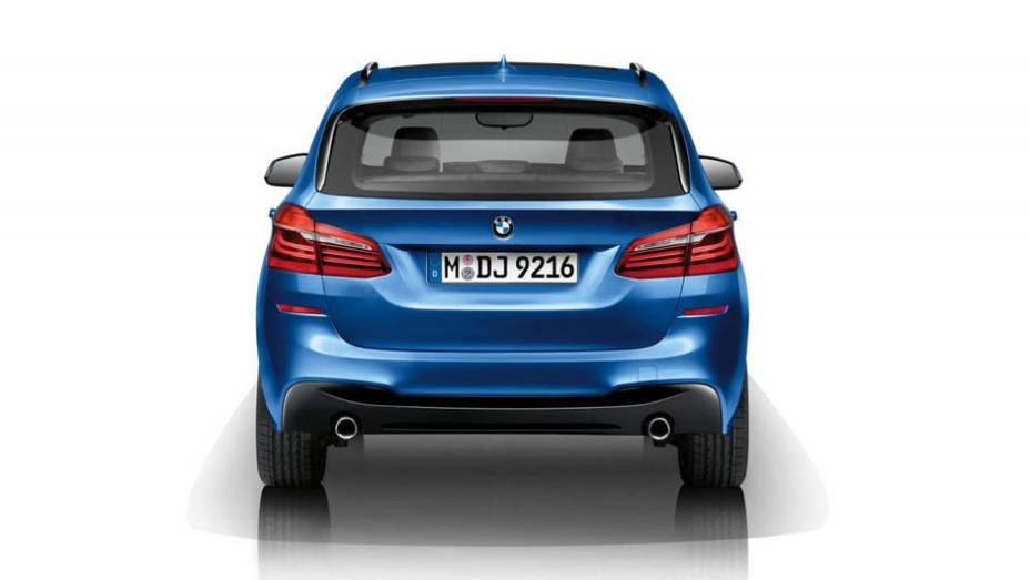 Versão diferencia-se por um kit aerodinâmico na carroceria | <a href="https://beta-develop.quatrorodas.abril.com.br/noticias/fabricantes/bmw-revela-serie-2-active-tourer-m-sport-777908.shtml" rel="migration">Leia mais</a>