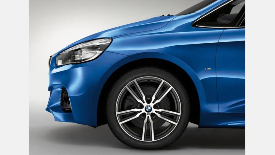 O S&eacute;rie 2 Active Tourer M Sport possui suspens&atilde;o com ajuste esportivo (reduz a altura em rela&ccedil;&atilde;o ao solo em 10mm) e rodas de liga leve de 17 ou18 polegadas | <a href="%20https://beta-develop.quatrorodas.abril.com.br/noticias/fabricantes/bmw-revela-serie-2-active-tourer-m" rel="migration"></a>