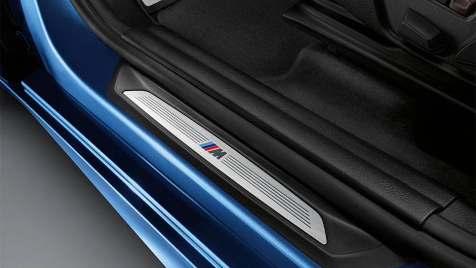 Detalhe da soleira com o emblema M | <a href="https://beta-develop.quatrorodas.abril.com.br/noticias/fabricantes/bmw-revela-serie-2-active-tourer-m-sport-777908.shtml" rel="migration">Leia mais</a>