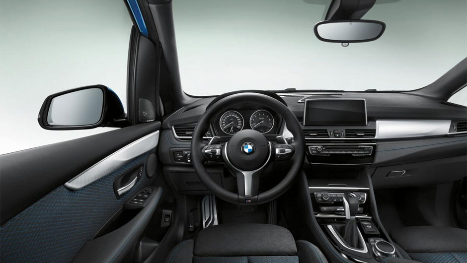 O estilo arrojado continua na cabine, j&aacute; que o pacote M Sport acrescenta um volante esportivo revestido de couro, entre outros detalhes | <a href="%20https://beta-develop.quatrorodas.abril.com.br/noticias/fabricantes/bmw-revela-serie-2-active-tourer-m-sport-777908.shtml" rel="migration"></a>