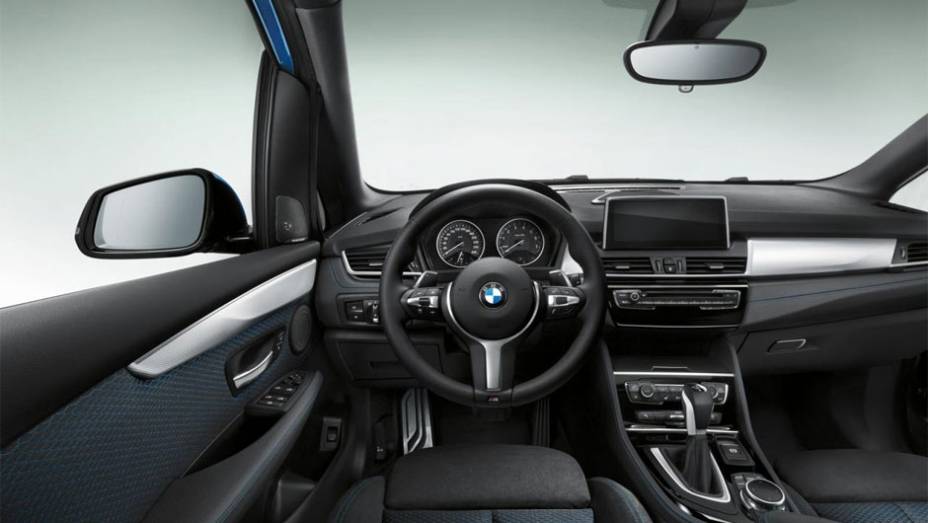 O estilo arrojado continua na cabine, j&aacute; que o pacote M Sport acrescenta um volante esportivo revestido de couro, entre outros detalhes | <a href="%20https://beta-develop.quatrorodas.abril.com.br/noticias/fabricantes/bmw-revela-serie-2-active-tourer-m-sport-777908.shtml" rel="migration"></a>