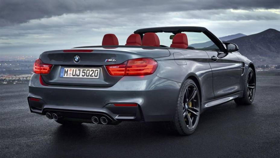 O M4 conversível segue os passos do M4 coupé e adota um exterior agressivo com estilo musculoso | <a href="%20https://beta-develop.quatrorodas.abril.com.br/noticias/saloes/new-york-2014/bmw-revela-m4-conversivel-778791.shtml" rel="migration">Leia mais</a>