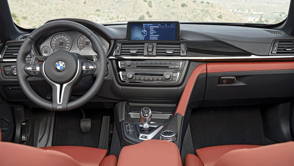 O estilo familiarizado continua na cabine, j&aacute; que o modelo &eacute; praticamente id&ecirc;ntico ao cup&ecirc;. Destaque para volante esportivo revestido de couro | <a href="%20https://beta-develop.quatrorodas.abril.com.br/noticias/saloes/new-york-2014/bmw-revela-m4-conversivel-778791.shtml" rel="migration"></a>