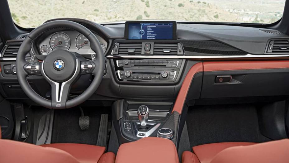 O estilo familiarizado continua na cabine, já que o modelo é praticamente idêntico ao cupê. Destaque para volante esportivo revestido de couro | <a href="%20https://beta-develop.quatrorodas.abril.com.br/noticias/saloes/new-york-2014/bmw-revela-m4-conversivel-778791.shtml" rel="migration"></a>