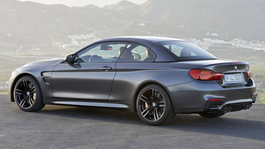 Seu teto retrátil elétrico pode ser baixado em 20 segundos, em velocidades de até 18 km/h | <a href="https://beta-develop.quatrorodas.abril.com.br/noticias/saloes/new-york-2014/bmw-revela-m4-conversivel-778791.shtml" rel="migration">Leia mais</a>