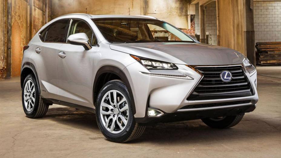 Na dianteira o modelo ostenta uma grande grade, ladeada por faróis esguios e tiras de luzes diurnas de LED | <a href="https://beta-develop.quatrorodas.abril.com.br/noticias/fabricantes/lexus-revela-nx-2015-tres-opcoes-motores-tracao-integral-779496.shtml" rel="migration">Leia mais</a>