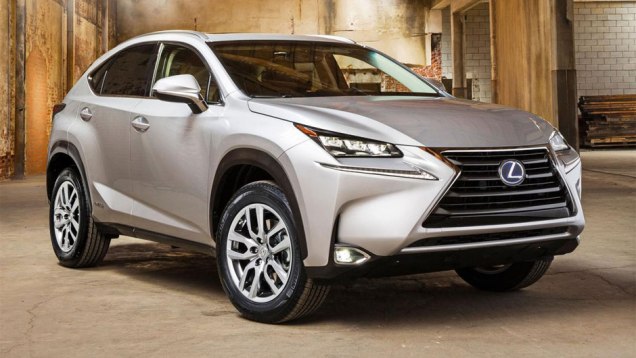 Na dianteira o modelo ostenta uma grande grade, ladeada por far&oacute;is esguios e tiras de luzes diurnas de LED | <a href="https://beta-develop.quatrorodas.abril.com.br/noticias/fabricantes/lexus-revela-nx-2015-tres-opcoes-motores-tracao-integral-779496.shtml" rel="migration">Leia mais</a>