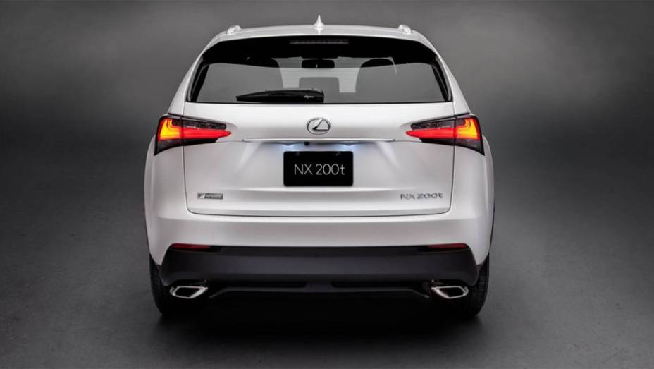 Na traseira há lâmpadas em forma de L equipadas com tecnologia LED, juntamente com duas saídas de escape cromadas | <a href="https://beta-develop.quatrorodas.abril.com.br/noticias/fabricantes/lexus-revela-nx-2015-tres-opcoes-motores-tracao-integral-779496.shtml" rel="migration">Leia</a>