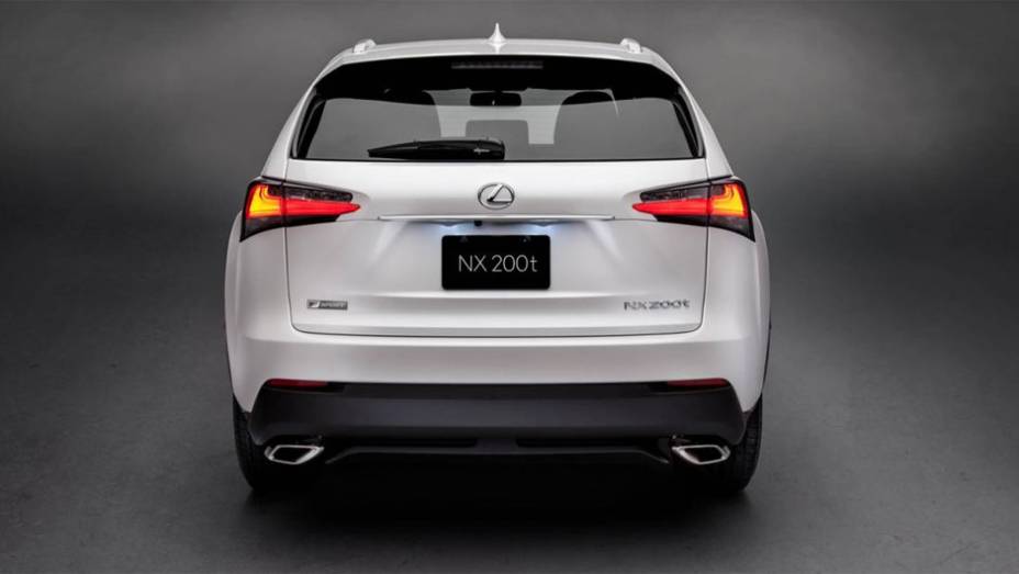 Na traseira há lâmpadas em forma de L equipadas com tecnologia LED, juntamente com duas saídas de escape cromadas | <a href="https://beta-develop.quatrorodas.abril.com.br/noticias/fabricantes/lexus-revela-nx-2015-tres-opcoes-motores-tracao-integral-779496.shtml" rel="migration">Leia</a> Na traseira há lâmpadas em forma de L equipadas com tecnologia LED, juntamente com duas saídas de escape cromadas | <a href="https://beta-develop.quatrorodas.abril.com.br/noticias/fabricantes/lexus-revela-nx-2015-tres-opcoes-motores-tracao-integral-779496.shtml" rel="migration">Leia</a>
