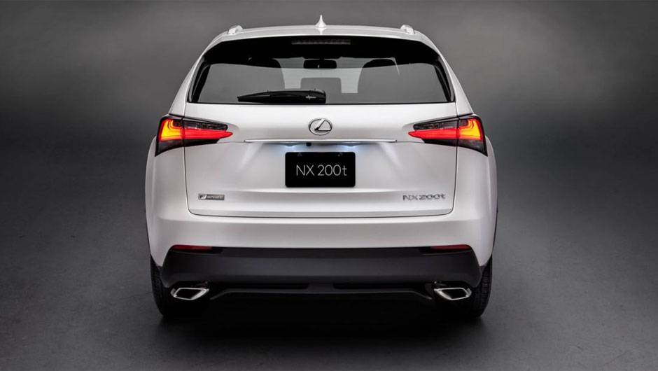 Na traseira h&aacute; l&acirc;mpadas em forma de L equipadas com tecnologia LED, juntamente com duas sa&iacute;das de escape cromadas | <a href="https://beta-develop.quatrorodas.abril.com.br/noticias/fabricantes/lexus-revela-nx-2015-tres-opcoes-motores-tracao-integral-779496.shtml" rel="migration">Leia</a>