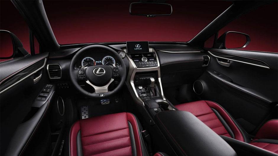Detalhe do interior do novo Lexus NX | <a href="https://beta-develop.quatrorodas.abril.com.br/noticias/fabricantes/lexus-revela-nx-2015-tres-opcoes-motores-tracao-integral-779496.shtml" rel="migration">Leia mais</a>