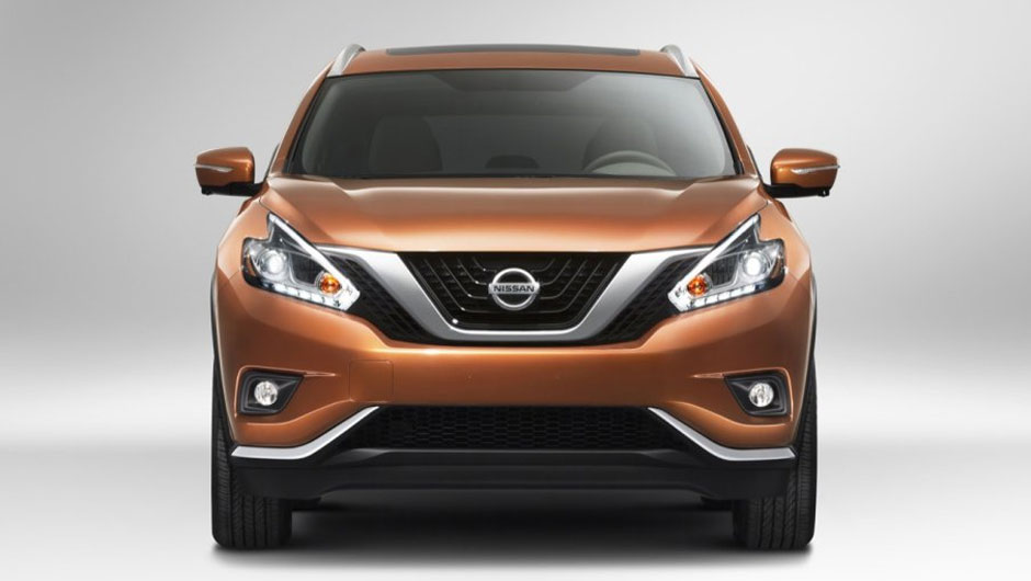 O novo Murano est&aacute; dispon&iacute;vel com far&oacute;is de LED e uma nova grade dianteira que melhora a aerodin&acirc;mica do ve&iacute;culo | <a href="%20https://beta-develop.quatrorodas.abril.com.br/noticias/fabricantes/nissan-murano-2015-sera-mostrado-nova-york-779763.shtml" rel="migration">Leia mais</a>