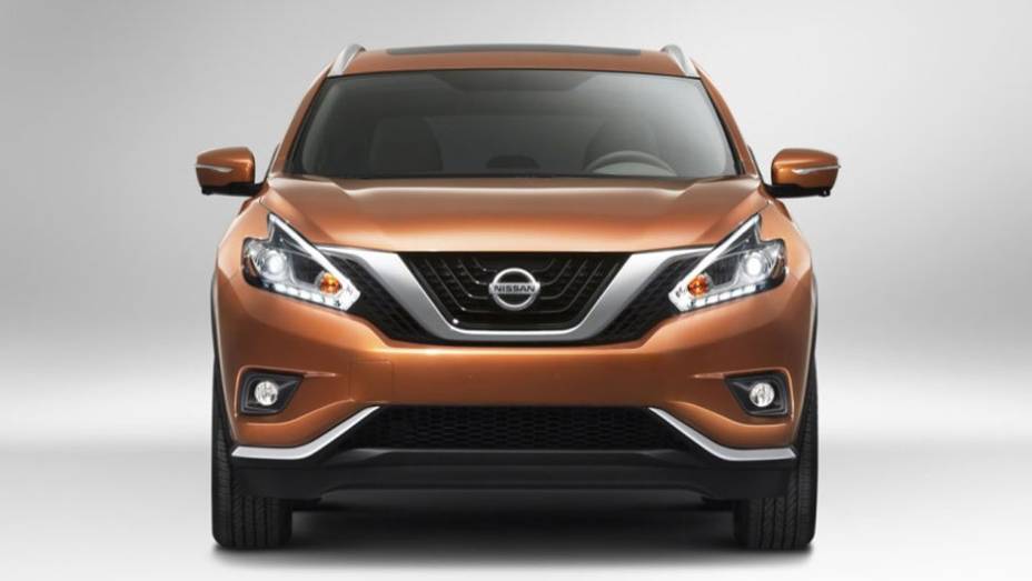O novo Murano est&aacute; dispon&iacute;vel com far&oacute;is de LED e uma nova grade dianteira que melhora a aerodin&acirc;mica do ve&iacute;culo | <a href="%20https://beta-develop.quatrorodas.abril.com.br/noticias/fabricantes/nissan-murano-2015-sera-mostrado-nova-york-779763.shtml" rel="migration">Leia mais</a>