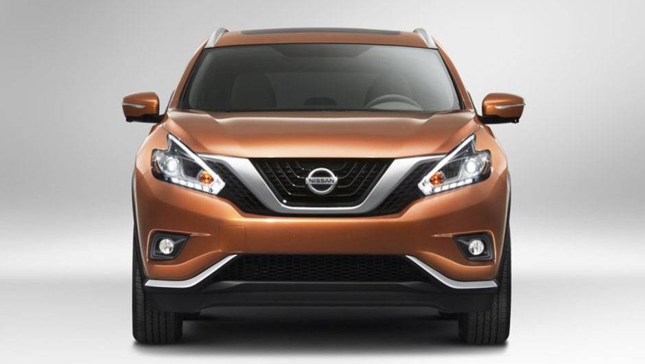 O novo Murano est&aacute; dispon&iacute;vel com far&oacute;is de LED e uma nova grade dianteira que melhora a aerodin&acirc;mica do ve&iacute;culo | <a href="%20https://beta-develop.quatrorodas.abril.com.br/noticias/fabricantes/nissan-murano-2015-sera-mostrado-nova-york-779763.shtml" rel="migration">Leia mais</a>