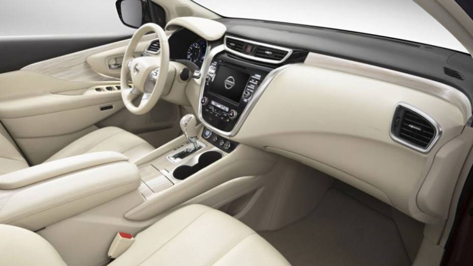 O interior do modelo é totalmente novo | <a href="https://beta-develop.quatrorodas.abril.com.br/noticias/fabricantes/nissan-murano-2015-sera-mostrado-nova-york-779763.shtml" rel="migration">Leia mais</a>