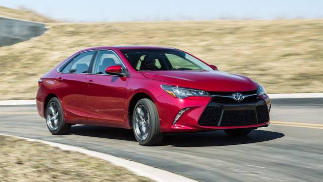 A versão esportiva XSE tem um design mais chamativo, com peças pintadas de preto brilhante no lugar do acabamento cromado e lanternas fumê | <a href="https://beta-develop.quatrorodas.abril.com.br/noticias/saloes/new-york-2014/toyota-mostra-novo-camry-779950.shtml" rel="migration">Leia</a> A versão esportiva XSE tem um design mais chamativo, com peças pintadas de preto brilhante no lugar do acabamento cromado e lanternas fumê | <a href="https://beta-develop.quatrorodas.abril.com.br/noticias/saloes/new-york-2014/toyota-mostra-novo-camry-779950.shtml" rel="migration">Leia</a>