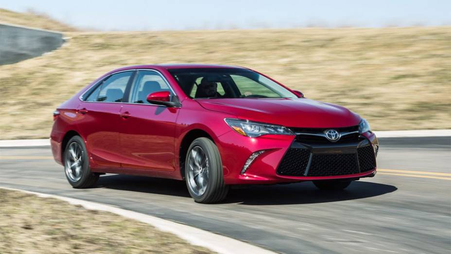 A vers&atilde;o esportiva XSE tem um design mais chamativo, com pe&ccedil;as pintadas de preto brilhante no lugar do acabamento cromado e lanternas fum&ecirc; | <a href="https://beta-develop.quatrorodas.abril.com.br/noticias/saloes/new-york-2014/toyota-mostra-novo-camry-779950.shtml" rel="migration">Leia</a>