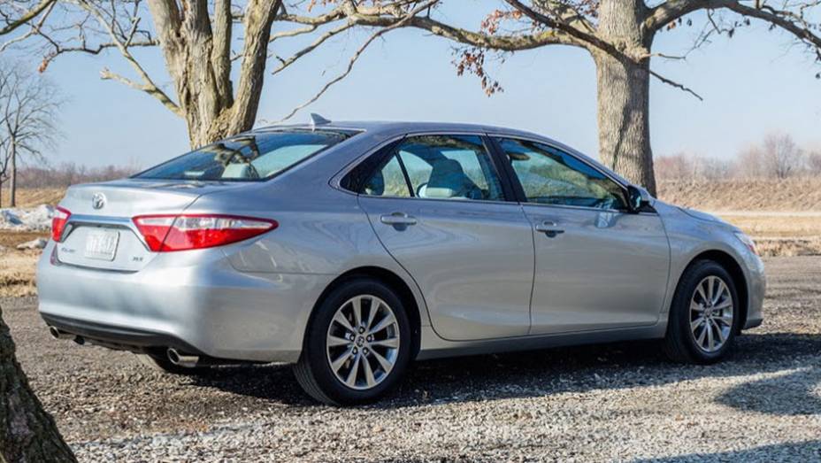 Na traseira, as antigas lanternas em formato de "L" invertido foram substitu&iacute;das por um conjunto mais convencional | <a href="https://beta-develop.quatrorodas.abril.com.br/noticias/saloes/new-york-2014/toyota-mostra-novo-camry-779950.shtml" rel="migration">Leia mais</a>