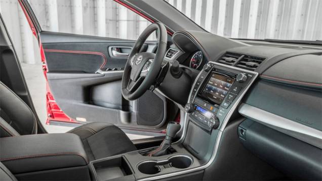 Por dentro as mudanças foram mais comedidas, limitando-se a novas opções de revestimento e apliques | <a href="https://beta-develop.quatrorodas.abril.com.br/noticias/saloes/new-york-2014/toyota-mostra-novo-camry-779950.shtml" rel="migration">Leia mais</a> Por dentro as mudanças foram mais comedidas, limitando-se a novas opções de revestimento e apliques | <a href="https://beta-develop.quatrorodas.abril.com.br/noticias/saloes/new-york-2014/toyota-mostra-novo-camry-779950.shtml" rel="migration">Leia mais</a>
