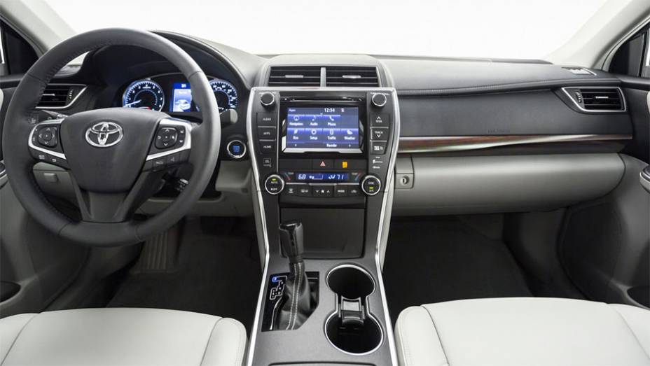 Detalhes do interior | <a href="https://beta-develop.quatrorodas.abril.com.br/noticias/saloes/new-york-2014/toyota-mostra-novo-camry-779950.shtml" rel="migration">Leia mais</a>