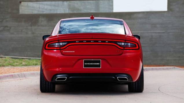 Há também um novo spoiler de três peças no modelo, que vem de série na variante R/T | <a href="https://beta-develop.quatrorodas.abril.com.br/noticias/saloes/new-york-2014/dodge-mostra-charger-2015-nova-york-780063.shtml" rel="migration">Leia mais</a> Há também um novo spoiler de três peças no modelo, que vem de série na variante R/T | <a href="https://beta-develop.quatrorodas.abril.com.br/noticias/saloes/new-york-2014/dodge-mostra-charger-2015-nova-york-780063.shtml" rel="migration">Leia mais</a>