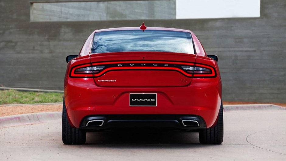 H&aacute; tamb&eacute;m um novo spoiler de tr&ecirc;s pe&ccedil;as no modelo, que vem de s&eacute;rie na variante R/T | <a href="https://beta-develop.quatrorodas.abril.com.br/noticias/saloes/new-york-2014/dodge-mostra-charger-2015-nova-york-780063.shtml" rel="migration">Leia mais</a>