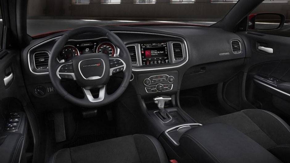 A Dodge tamb&eacute;m oferece novas pinturas e esquemas para o interior da cabine | <a href="https://beta-develop.quatrorodas.abril.com.br/noticias/saloes/new-york-2014/dodge-mostra-charger-2015-nova-york-780063.shtml" rel="migration">Leia mais</a>