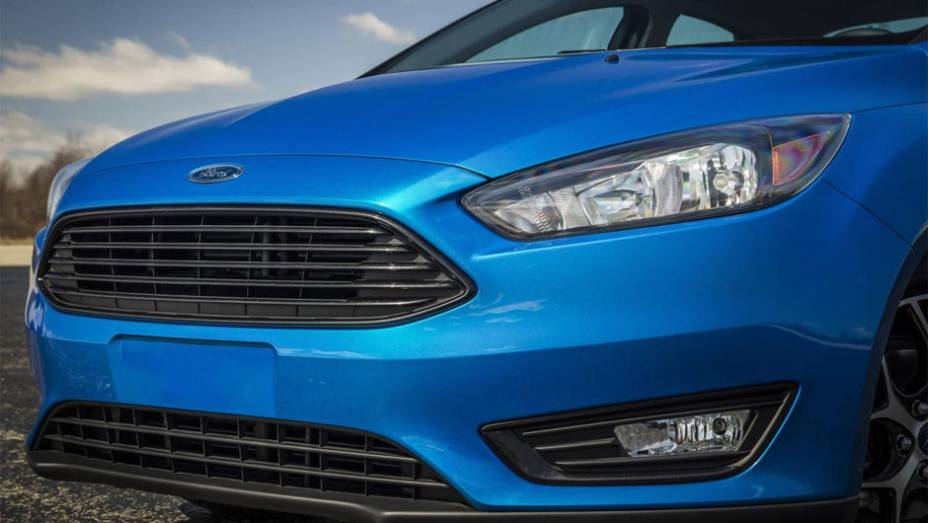 Al&eacute;m dos novos far&oacute;is, grade, cap&ocirc; e para-choque foram redesenhados na dianteira | <a href="https://beta-develop.quatrorodas.abril.com.br/noticias/saloes/new-york-2014/novo-focus-sedan-surge-eua-779254.shtml" rel="migration">Leia mais</a>