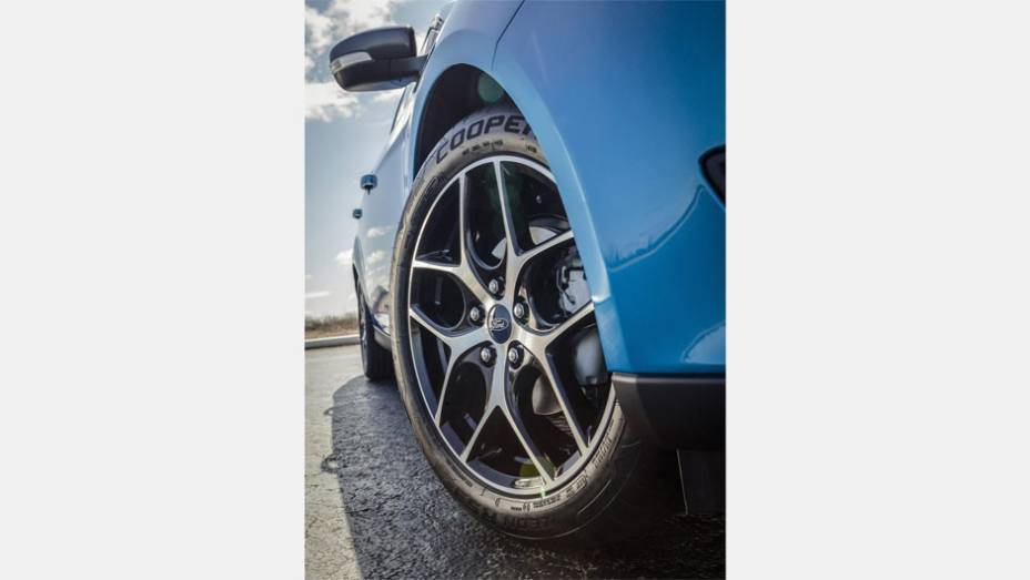 Detalhe da roda de liga leve de 17 polegadas | <a href="https://beta-develop.quatrorodas.abril.com.br/noticias/saloes/new-york-2014/novo-focus-sedan-surge-eua-779254.shtml" rel="migration">Leia mais</a>