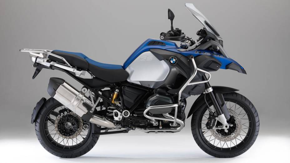 A motocicleta conta com um motor boxer de 1.170 cc, com refrigeração mista (ar e água) | <a href="https://beta-develop.quatrorodas.abril.com.br/moto/noticias/nova-bmw-r-1200-gs-adventure-chega-r-87-900-780846.shtml" rel="migration">Leia mais</a>