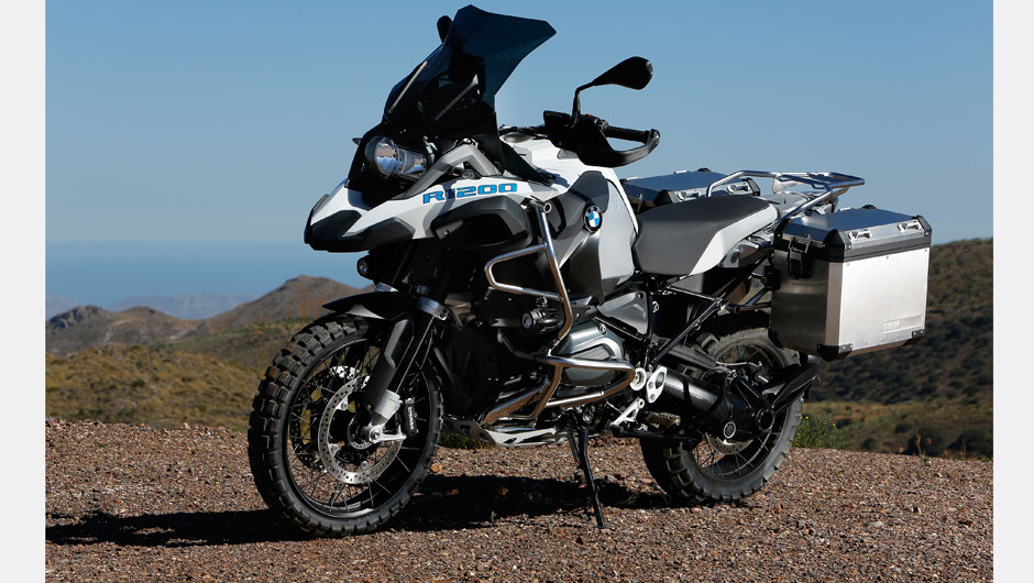 Motocicleta entrega 125 cavalos de pot&ecirc;ncia e 12,5 mkgf de torque | <a href="https://beta-develop.quatrorodas.abril.com.br/moto/noticias/nova-bmw-r-1200-gs-adventure-chega-r-87-900-780846.shtml" rel="migration">Leia mais</a>