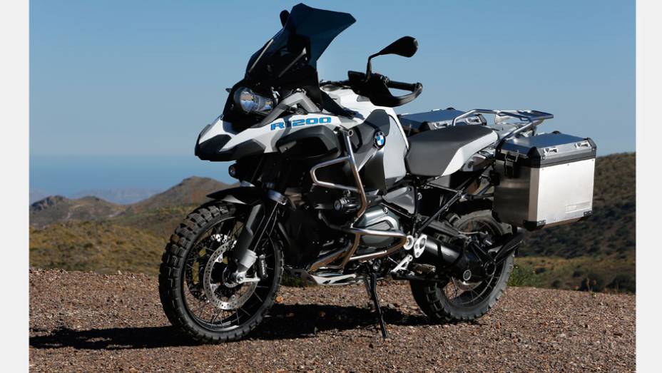 Motocicleta entrega 125 cavalos de potência e 12,5 mkgf de torque | <a href="https://beta-develop.quatrorodas.abril.com.br/moto/noticias/nova-bmw-r-1200-gs-adventure-chega-r-87-900-780846.shtml" rel="migration">Leia mais</a>