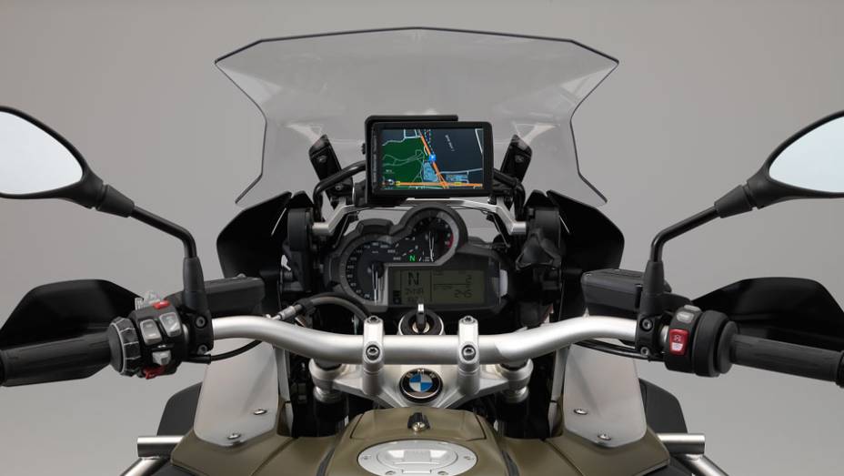 Detalhe do painel de instrumentos | <a href="https://beta-develop.quatrorodas.abril.com.br/moto/noticias/nova-bmw-r-1200-gs-adventure-chega-r-87-900-780846.shtml" rel="migration">Leia mais</a>