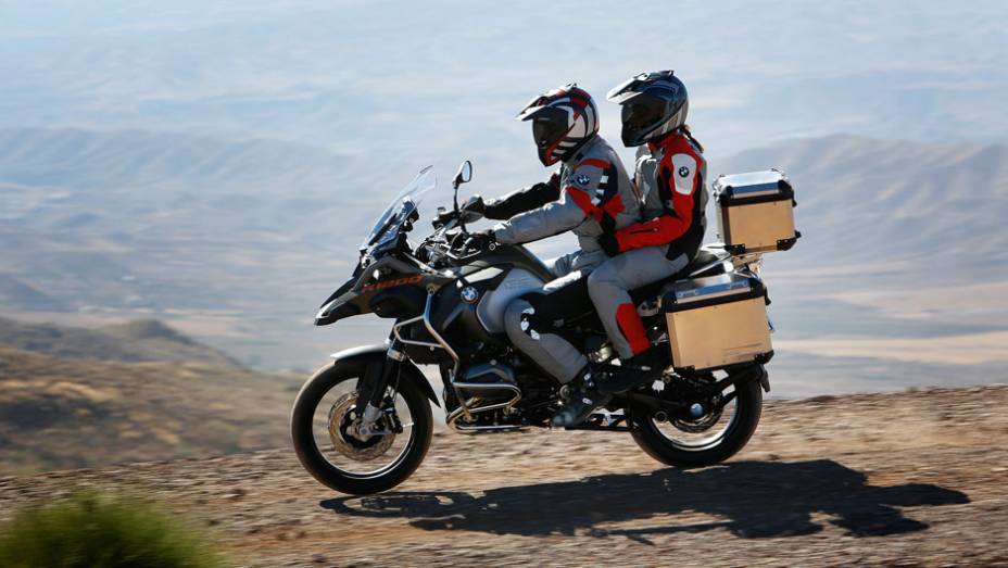 Modelo j&aacute; est&aacute; dispon&iacute;vel nas concession&aacute;rias nas cores Verde Oliva, Branco Alpino e Azul Met&aacute;lico | <a href="https://beta-develop.quatrorodas.abril.com.br/moto/noticias/nova-bmw-r-1200-gs-adventure-chega-r-87-900-780846.shtml" rel="migration">Leia mais</a>