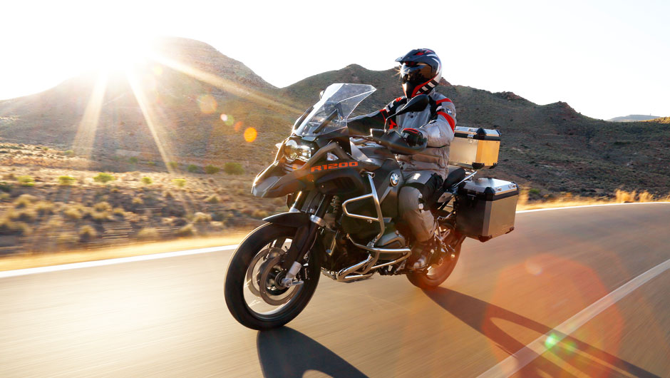 O modelo conta com um generoso tanque de combust&iacute;vel, com capacidade para 30 litros | <a href="https://beta-develop.quatrorodas.abril.com.br/moto/noticias/nova-bmw-r-1200-gs-adventure-chega-r-87-900-780846.shtml" rel="migration">Leia mais</a>