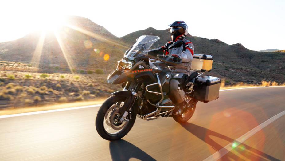 O modelo conta com um generoso tanque de combust&iacute;vel, com capacidade para 30 litros | <a href="https://beta-develop.quatrorodas.abril.com.br/moto/noticias/nova-bmw-r-1200-gs-adventure-chega-r-87-900-780846.shtml" rel="migration">Leia mais</a>