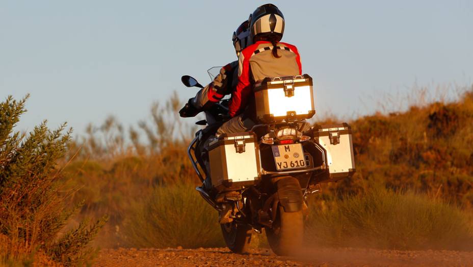 A marca revelou que espera vender 450 unidades do novo modelo at&eacute; o fim do ano | <a href="https://beta-develop.quatrorodas.abril.com.br/moto/noticias/nova-bmw-r-1200-gs-adventure-chega-r-87-900-780846.shtml" rel="migration">Leia mais</a>