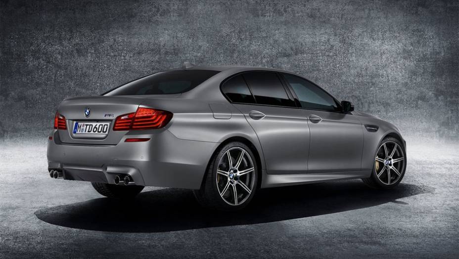 A vers&atilde;o ter&aacute; pintura na cor prata "Frozen Dark" com detalhes cromados escurecidos na carroceria | <a href="https://beta-develop.quatrorodas.abril.com.br/noticias/fabricantes/bmw-revela-30-jahre-m5-edicao-especial-781848.shtml" rel="migration">Leia mais</a>