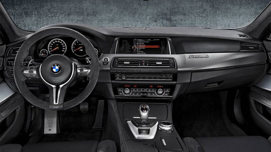 Detalhe do interior, que conta com couro Merino e Alcântara e acabamento em alumínio | <a href="https://beta-develop.quatrorodas.abril.com.br/noticias/fabricantes/bmw-revela-30-jahre-m5-edicao-especial-781848.shtml" rel="migration">Leia mais</a>